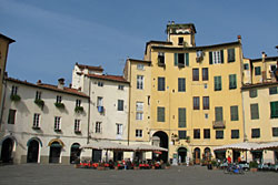 lucca Piazza Anfiteatro